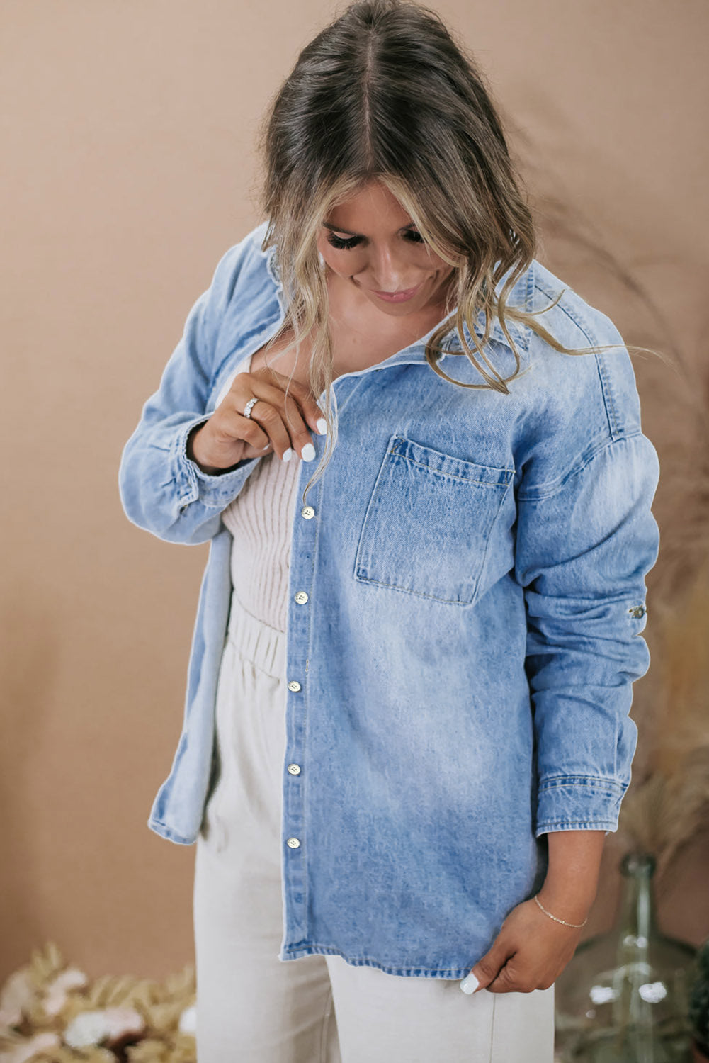 Veste en jean boutonnée bleu ciel grande taille avec poche poitrine 