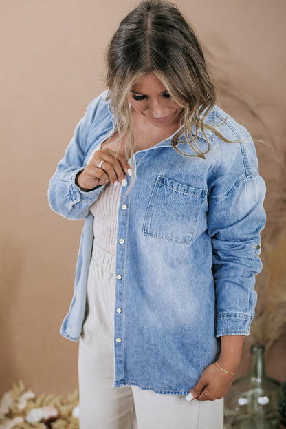Veste en jean boutonnée bleu ciel grande taille avec poche poitrine 