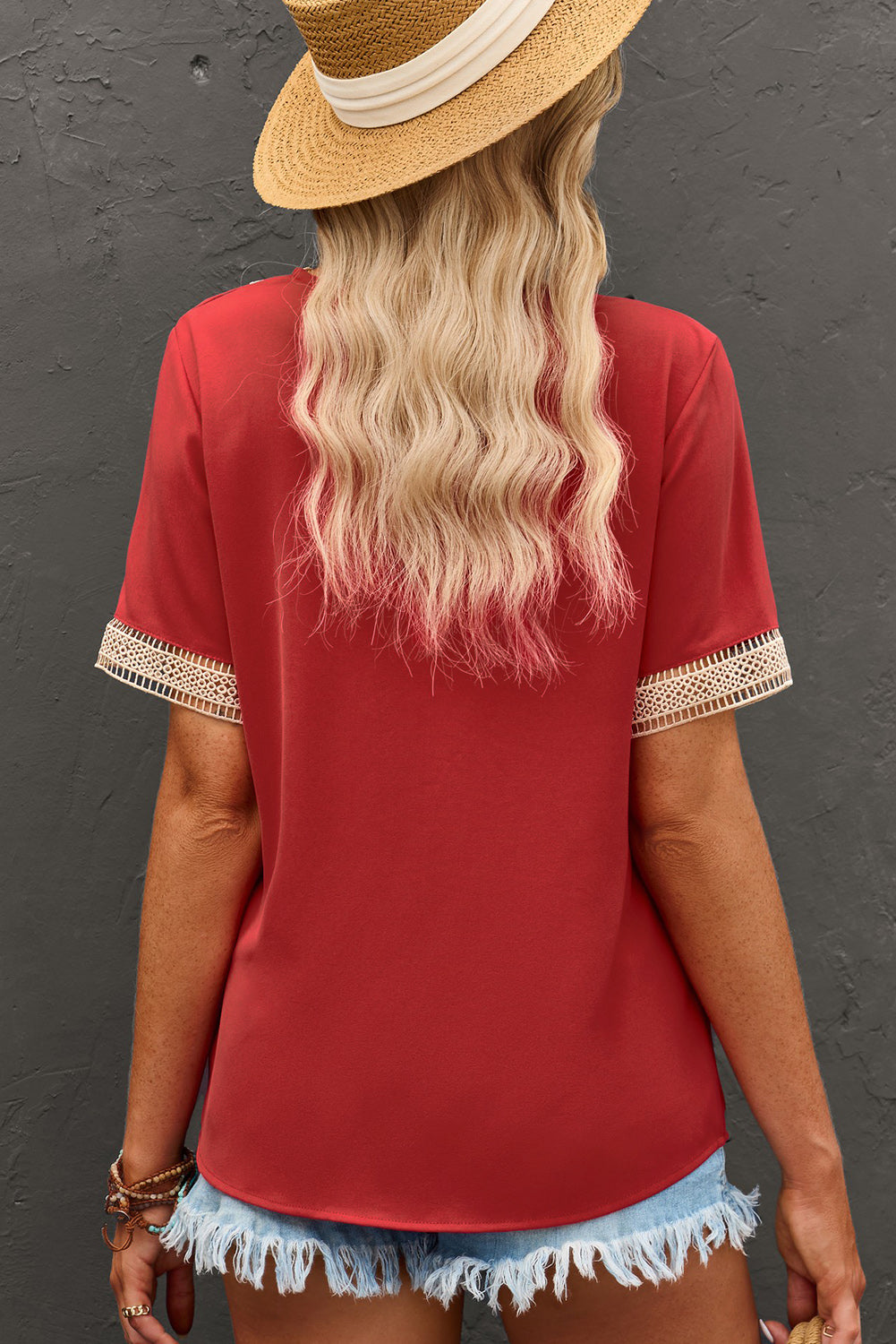 Chemisier à manches courtes et col en V avec bordure en dentelle