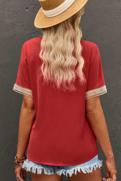 Chemisier à manches courtes et col en V avec bordure en dentelle