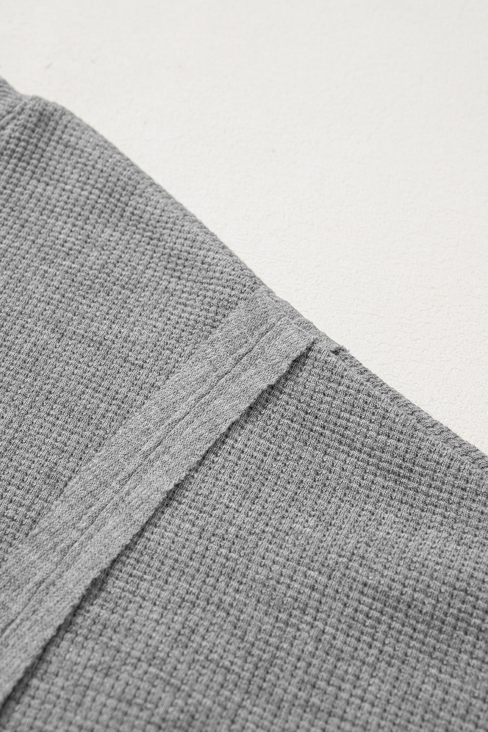 Haut surdimensionné fendu à manches évasées en tricot gaufré gris