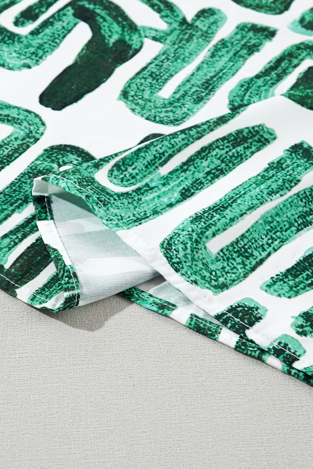 Haut imprimé vert noirâtre à manches bouffantes et col à volants