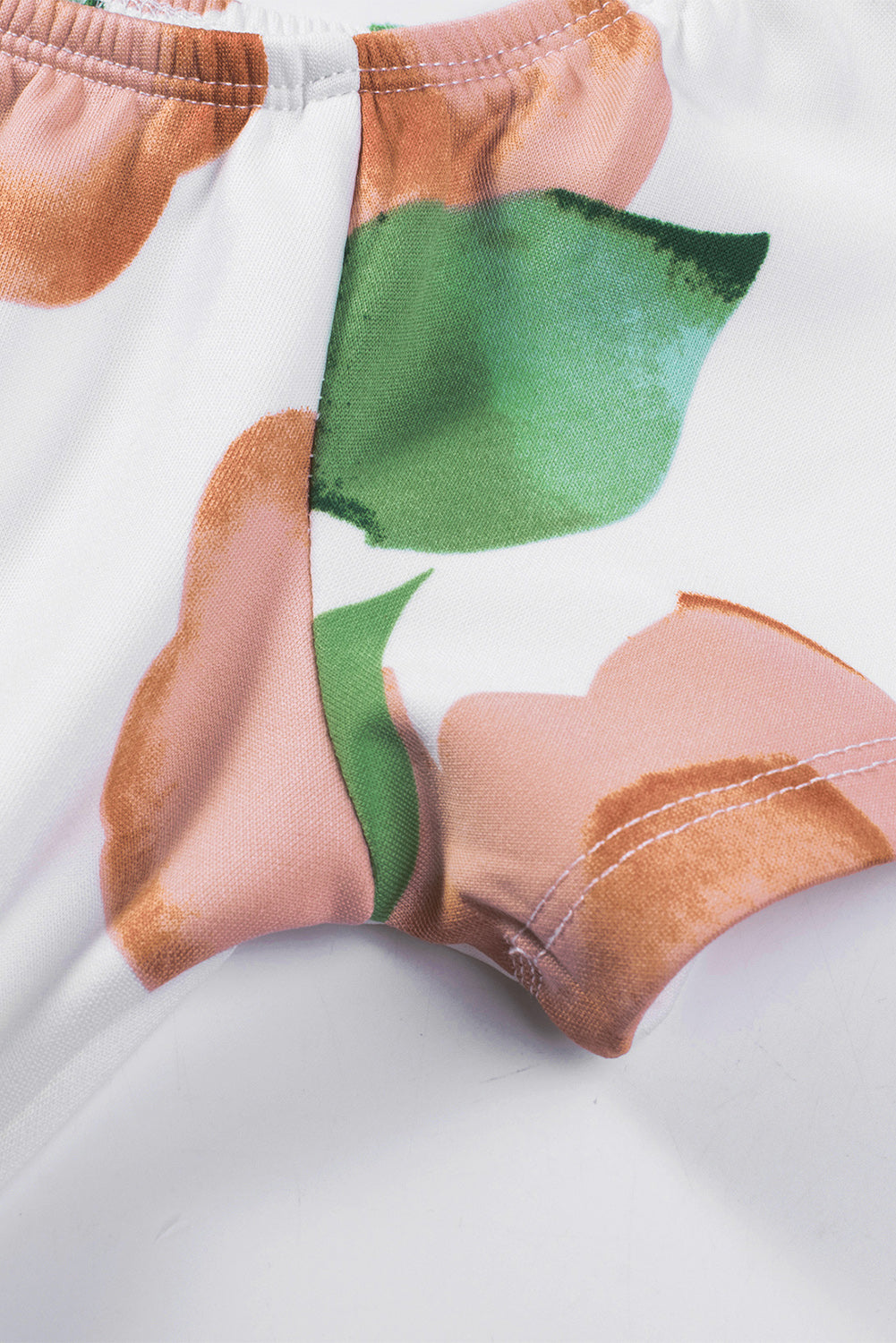 Robe mi-longue moulante fendue à épaules dénudées et imprimé floral bleu foncé