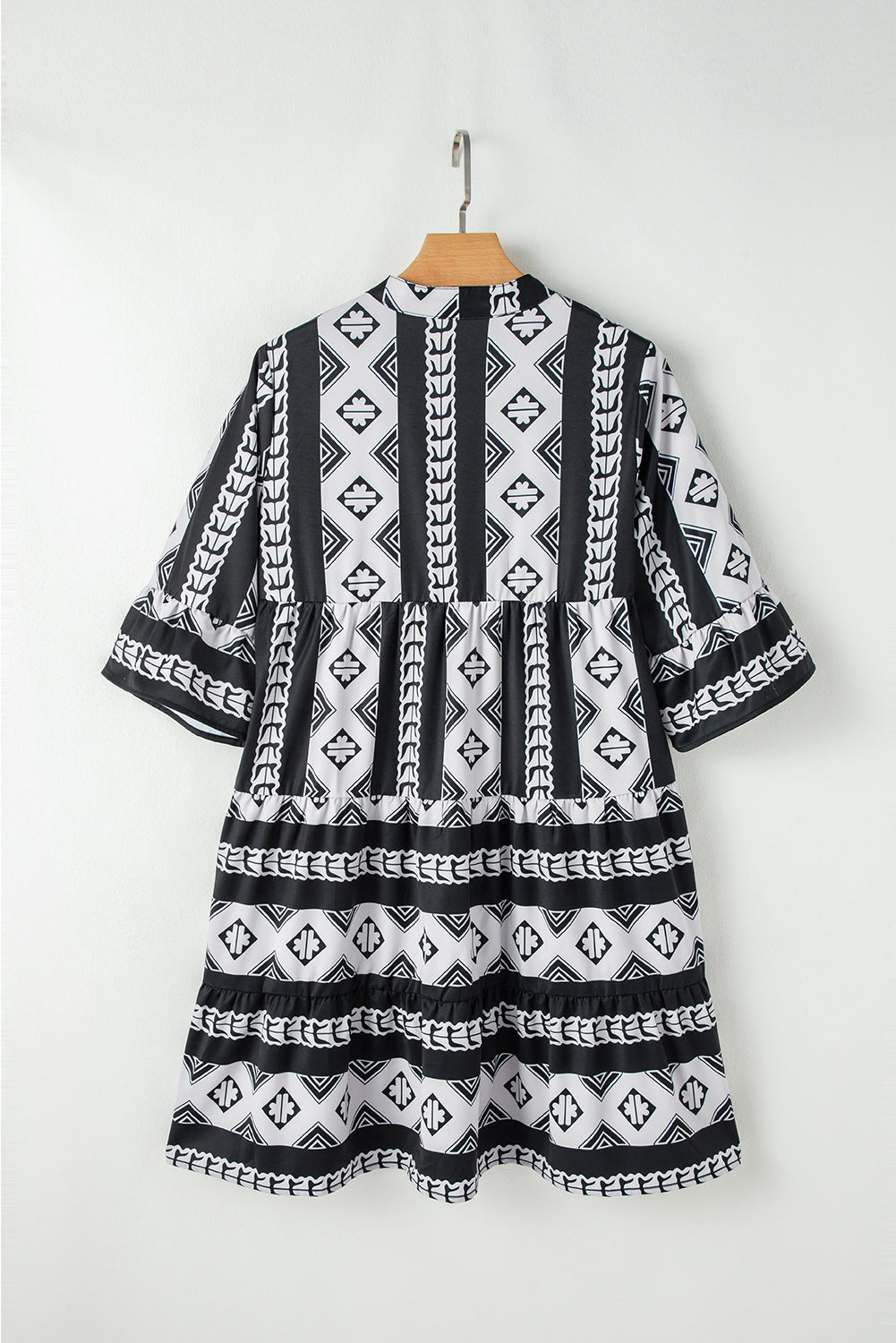 Robe noire à volants et col en V à imprimé géométrique