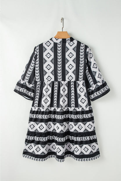 Robe noire à volants et col en V à imprimé géométrique