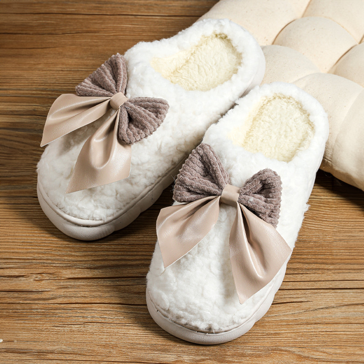 White Contrast Bowknot Applique Plush Winter Slippers (Colors May Differ by Batch)