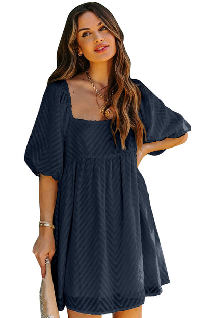 Mini-robe babydoll à col carré et manches bouffantes