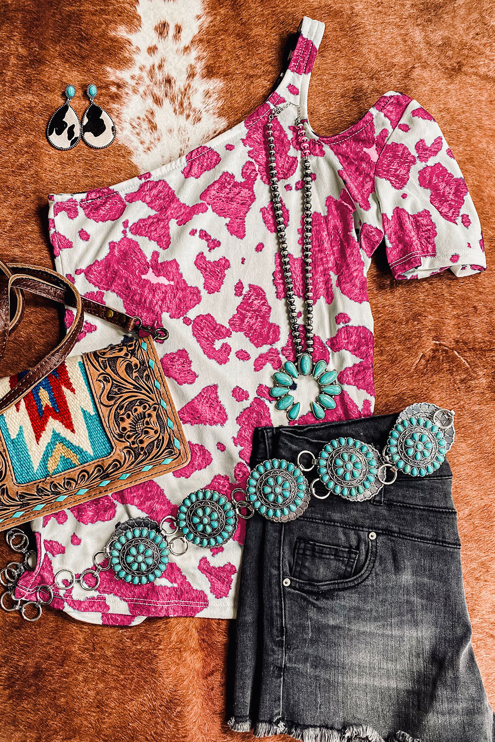 Top de manga corta con abertura y estampado de vaca de un hombro 