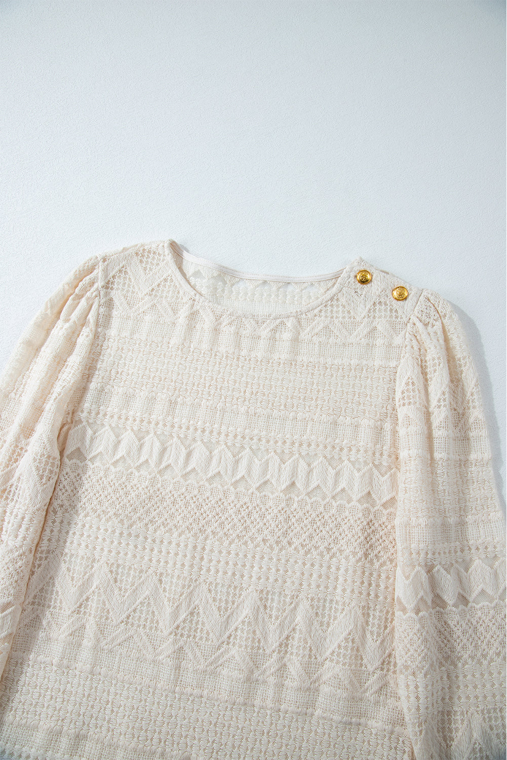 Chemisier blanc à manches longues et boutons en dentelle géométrique