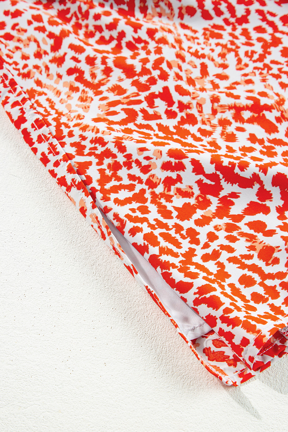 Robe courte fendue à manches longues et dos creux à imprimé léopard rouge tomate