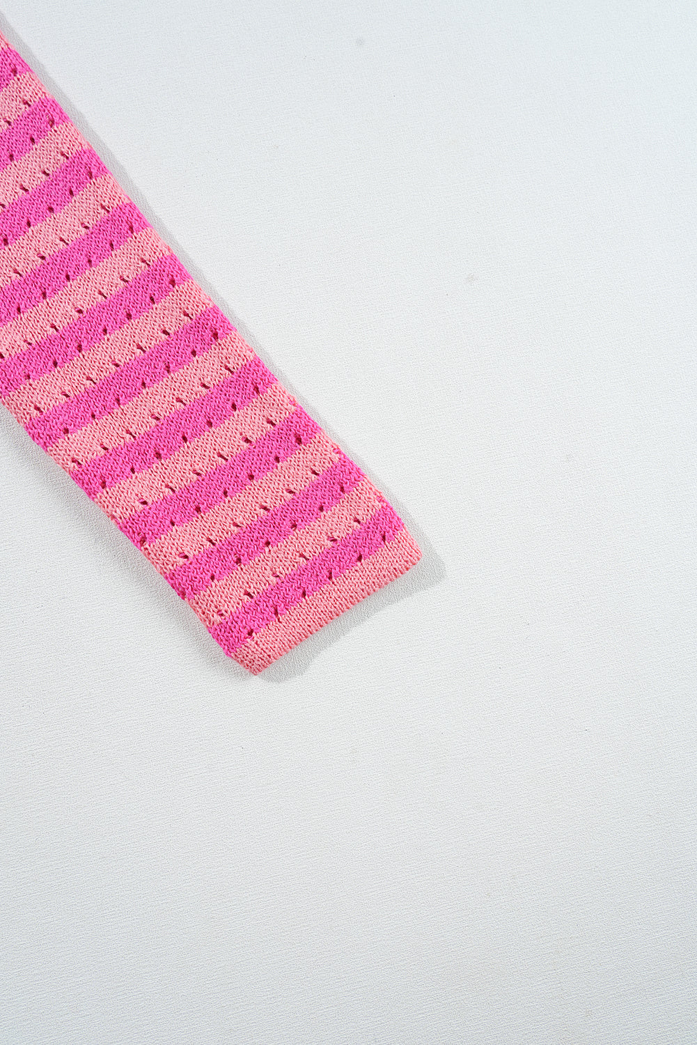 Cardigan boutonné à rayures roses et col en V à épaules tombantes