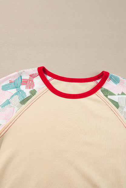 Haut beige à manches raglan et bordures colorblock, imprimé patchwork et nœud papillon
