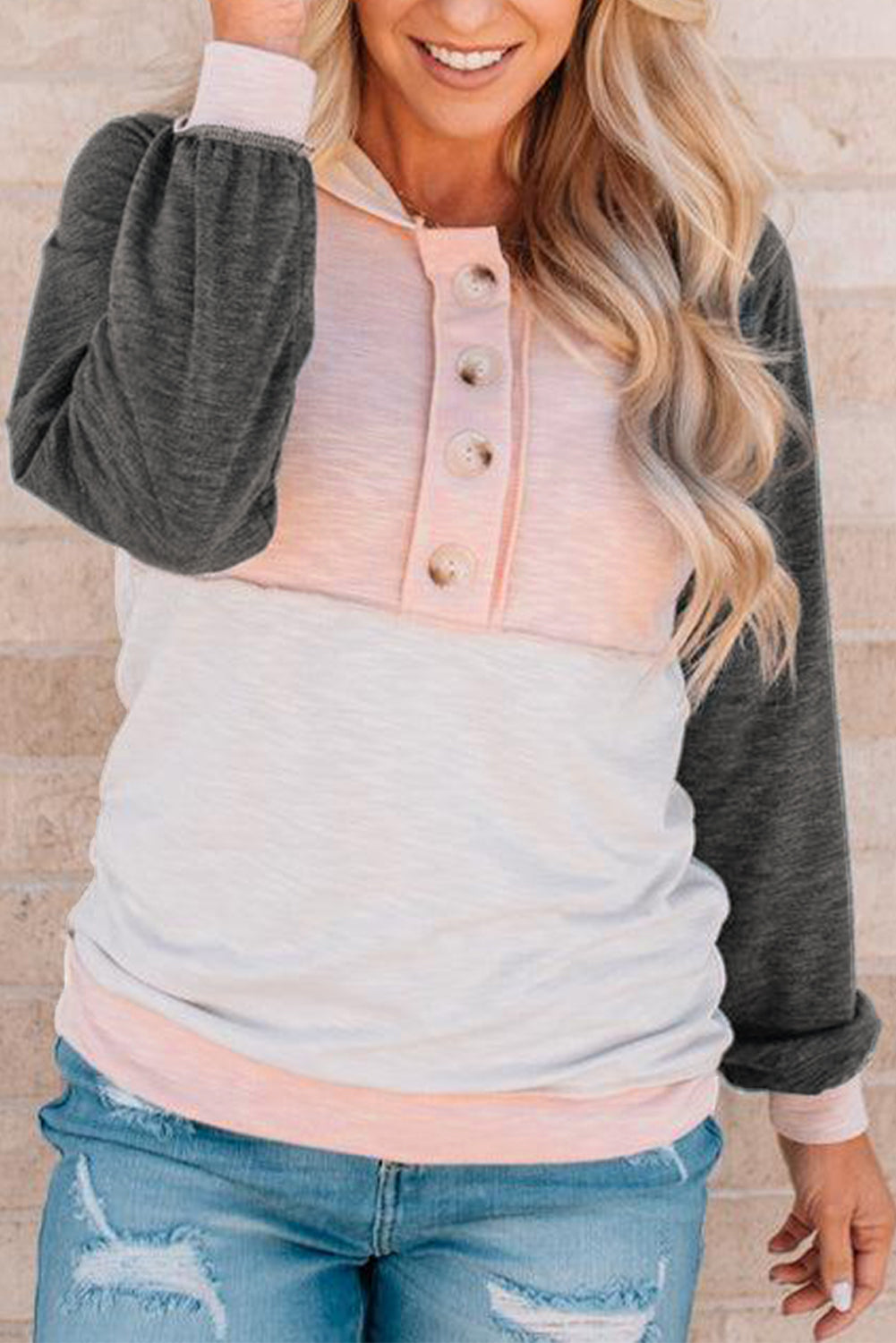 Sudadera con capucha y detalles de botones en bloques de color