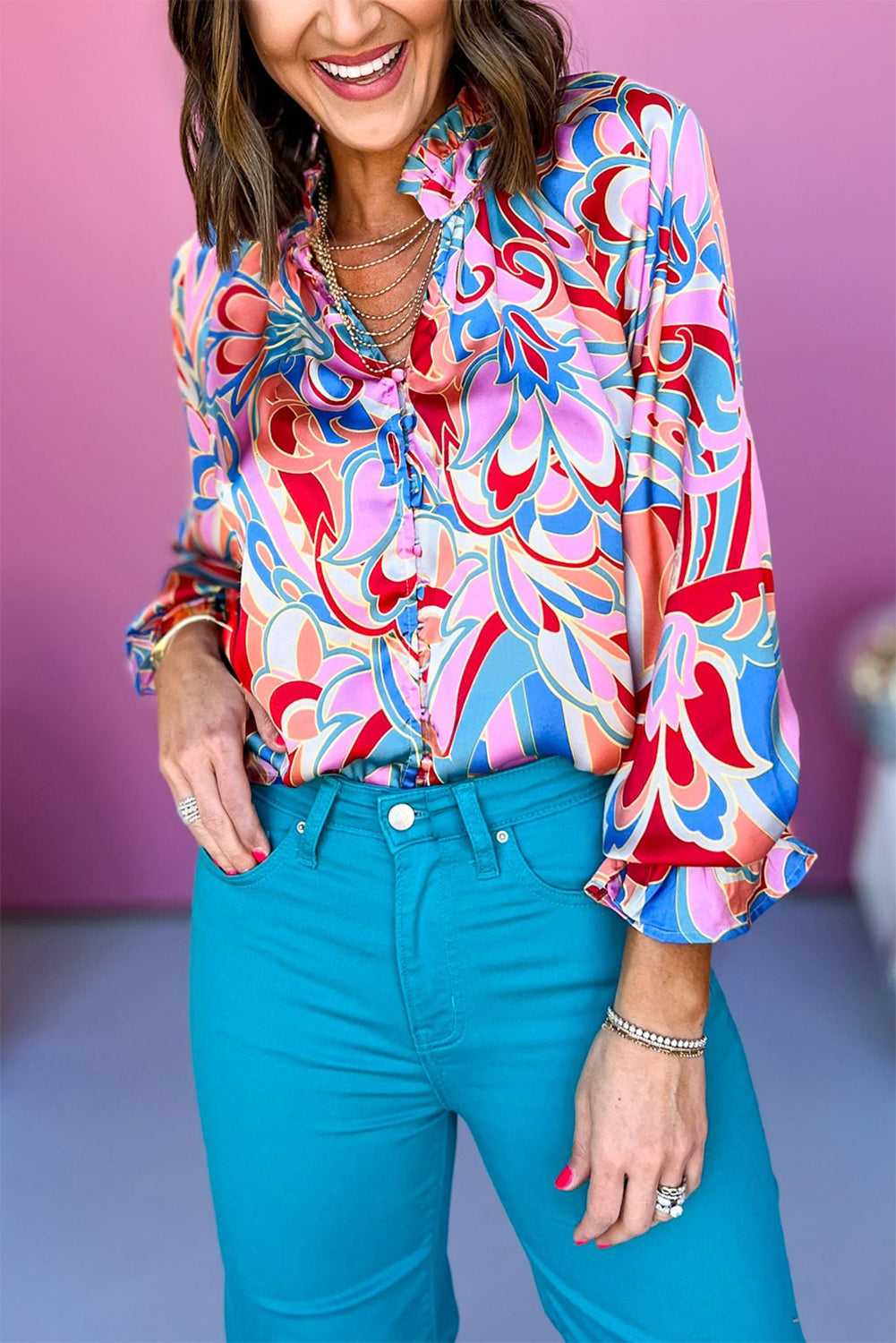Chemisier rose à imprimé abstrait, col à volants et manches à volants