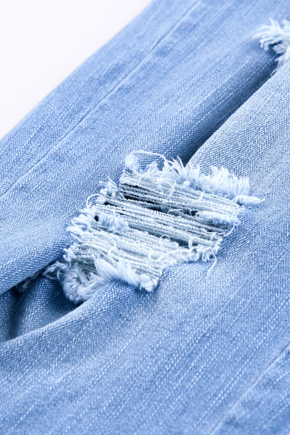 Joggers de mezclilla desgastados con bolsillos