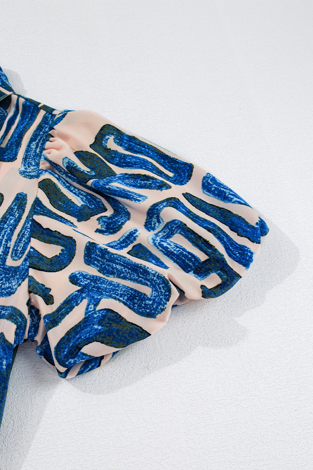 Mini-robe boutonnée à manches bouffantes et imprimé abstrait beige