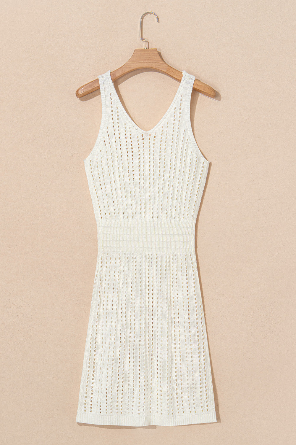 Robe de plage blanche sans manches à col en V et crochet à œillets