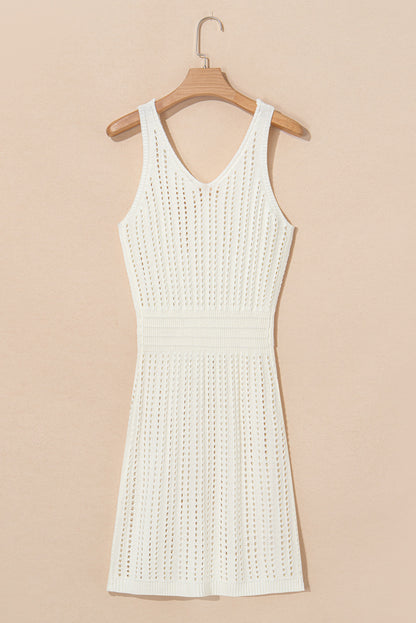 Robe de plage blanche sans manches à col en V et crochet à œillets
