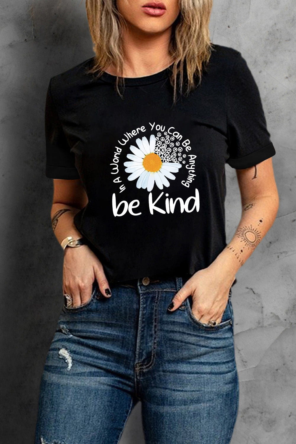 T-shirt décontracté à col rond et imprimé « Be Kind » avec slogan « Daisy » noir