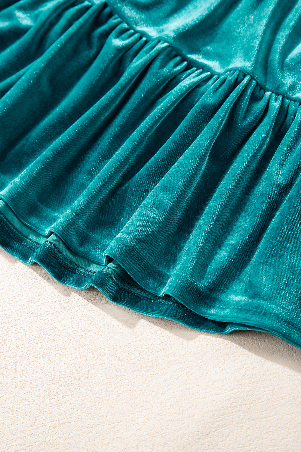 Chemisier en velours vert d'eau à col en V et manches bouffantes