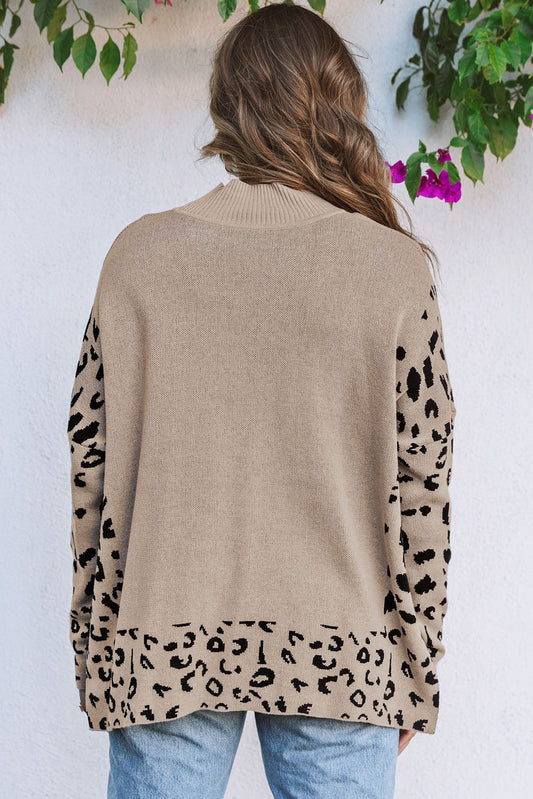 Suéter extragrande con abertura lateral y cuello alto de leopardo caqui 