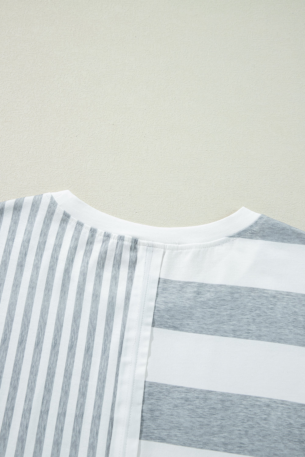 Robe courte droite à manches courtes et imprimés à rayures grises