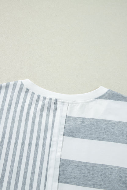 Robe courte droite à manches courtes et imprimés à rayures grises