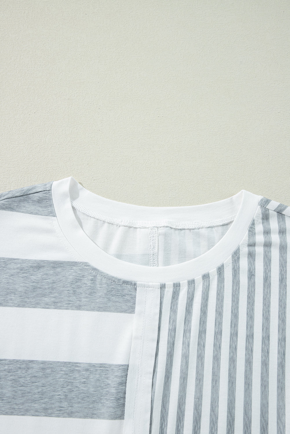 Robe courte droite à manches courtes et imprimés à rayures grises