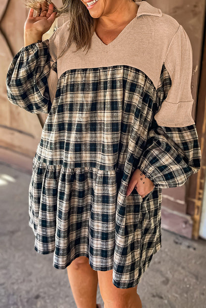 Mini-robe noire en maille gaufrée à carreaux, col en V, grande taille