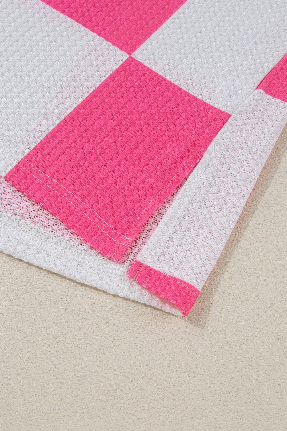 T-shirt blanc texturé à col rond et motif damier grande taille