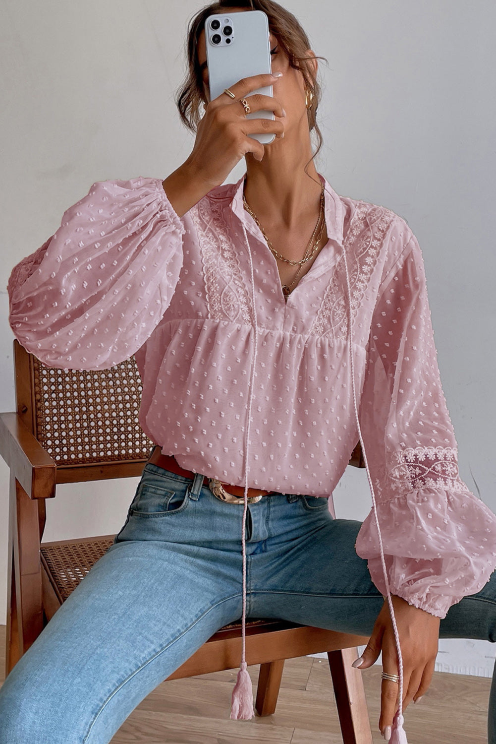 Blusa babydoll con manga globo y cordón de lunares suizos