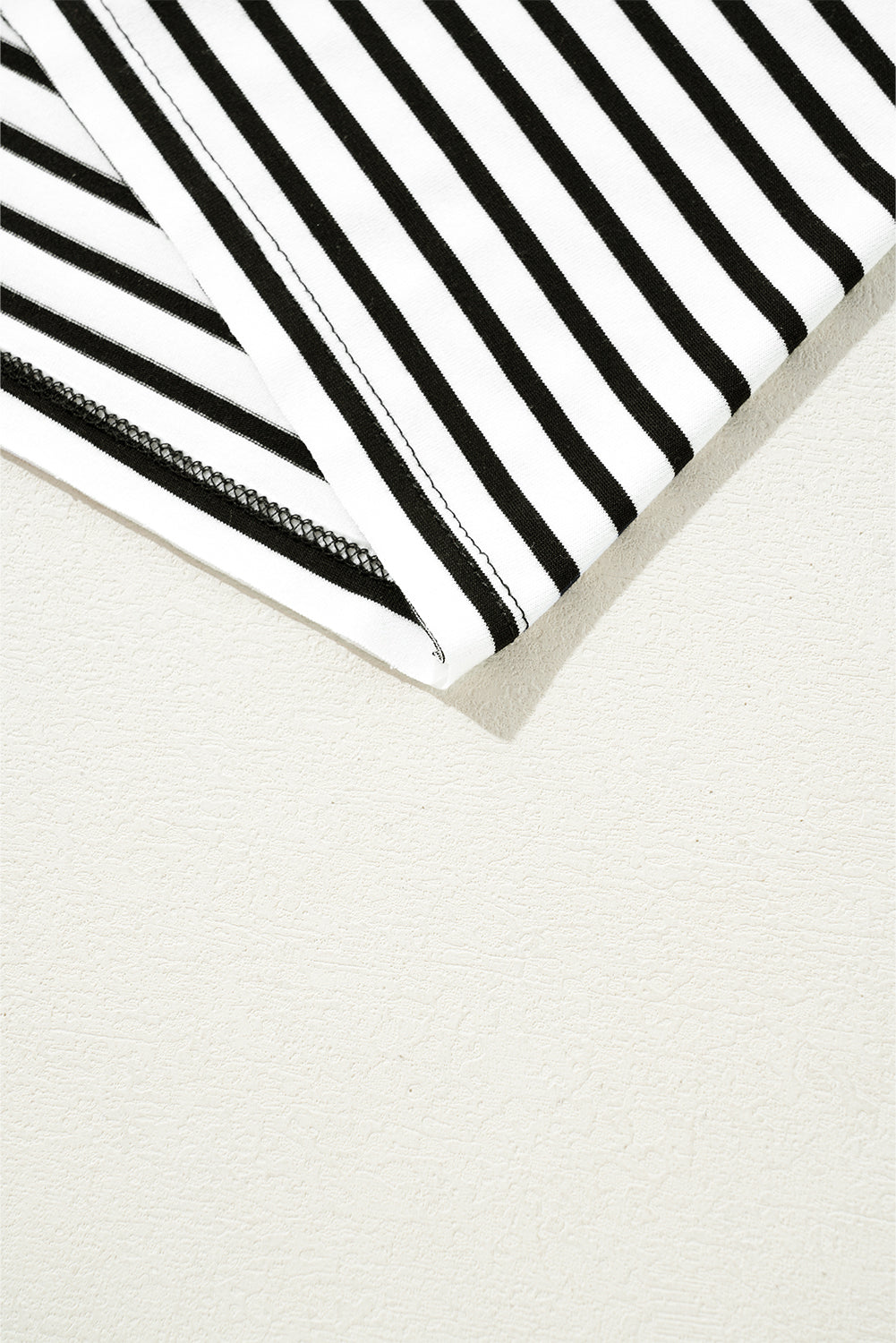 Débardeur noir à rayures et col rond avec poche poitrine