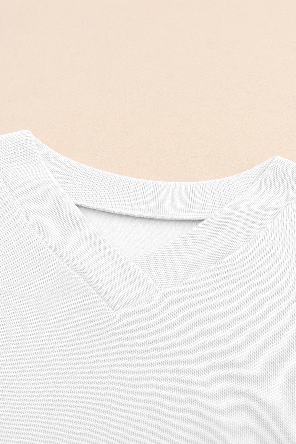 Pull violet en tricot à col en V et poignets boutonnés