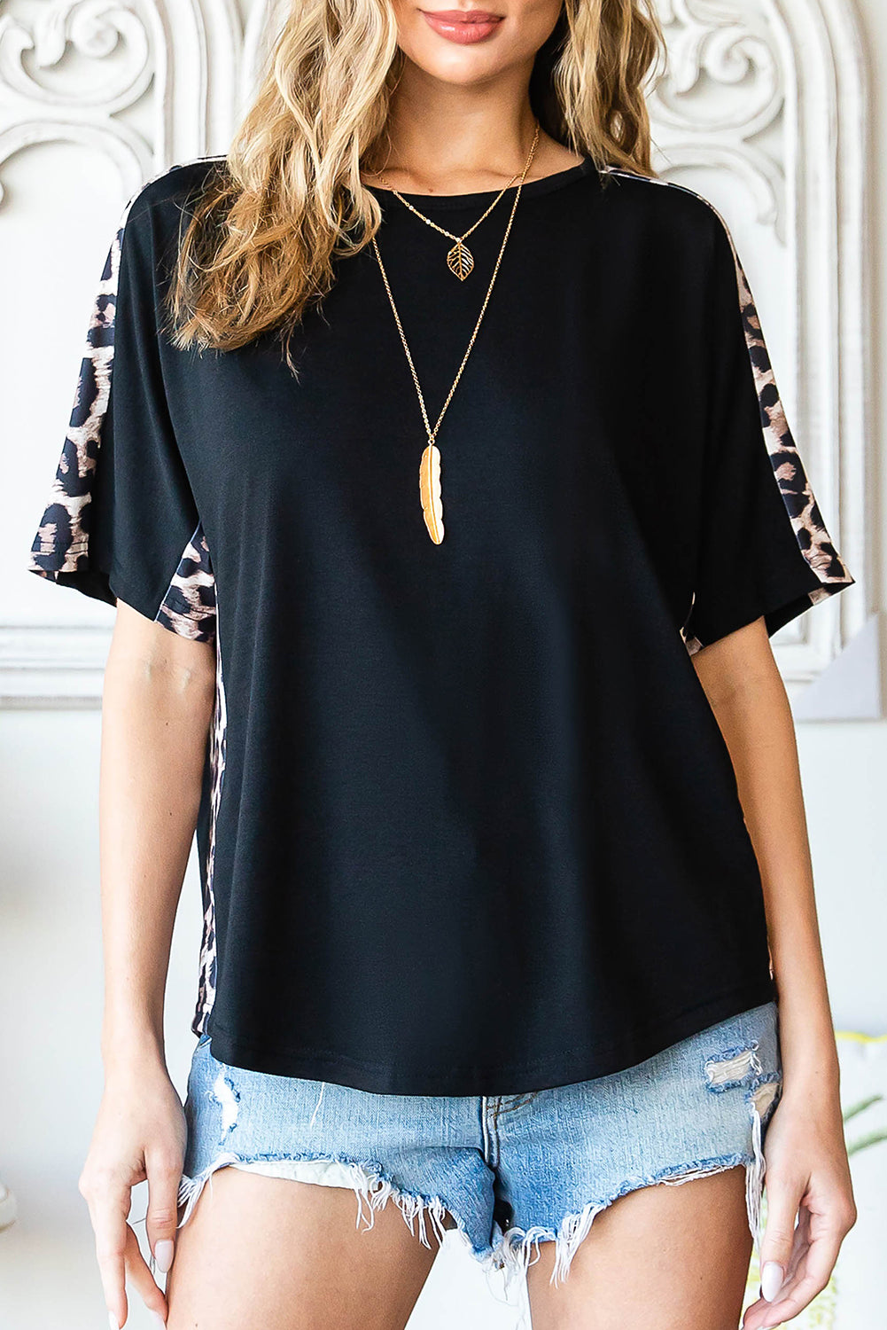 Camiseta de manga corta con cuello redondo y empalme de leopardo 