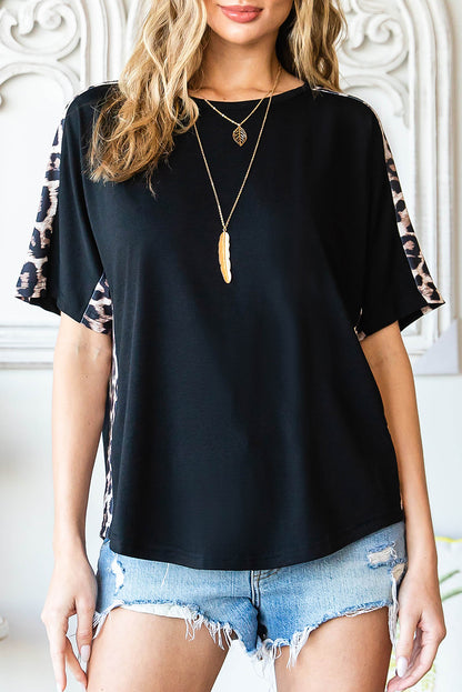 Camiseta de manga corta con cuello redondo y empalme de leopardo 