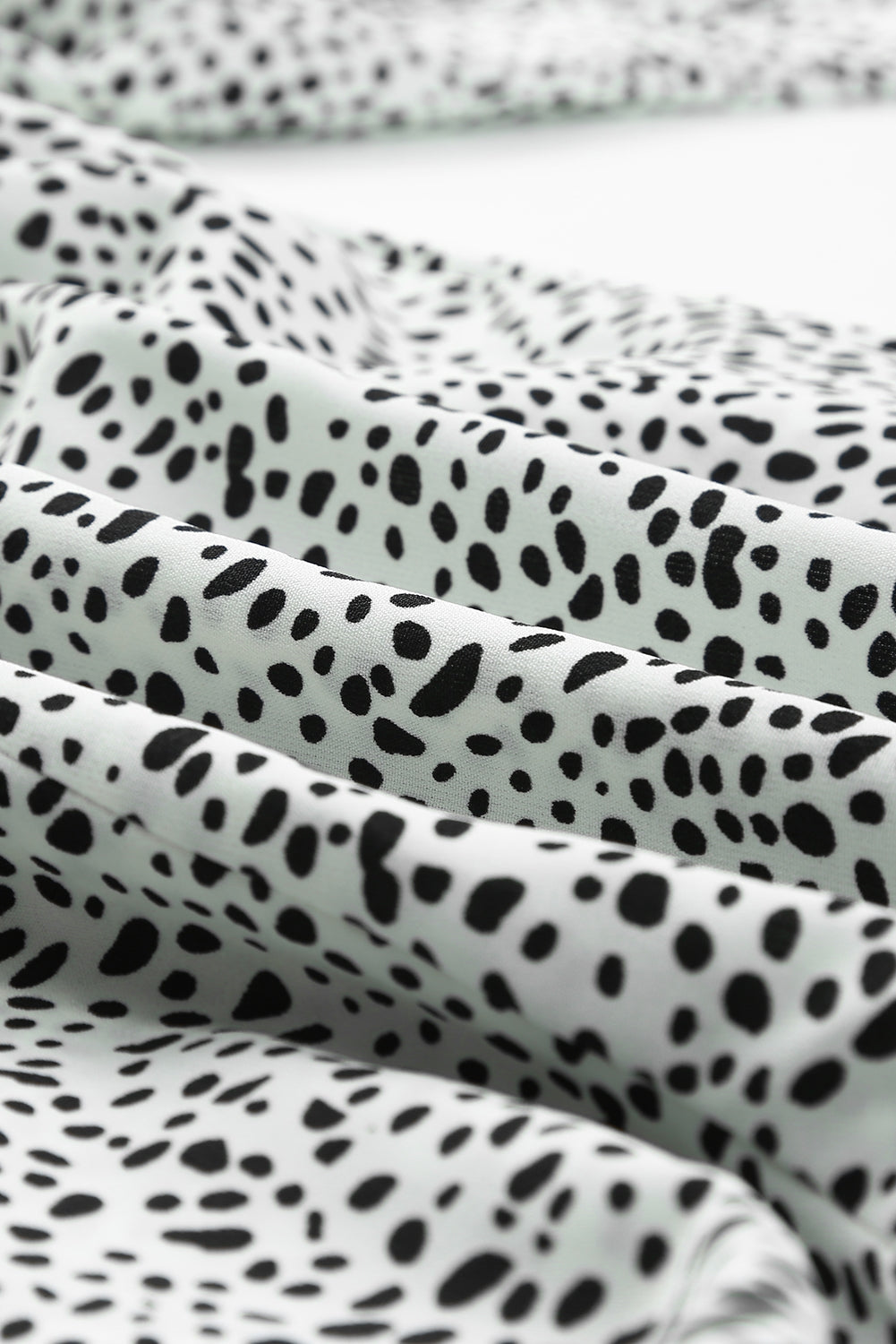 Blusa de guepardo con cuello con volantes y mangas 3/4 de color caqui 