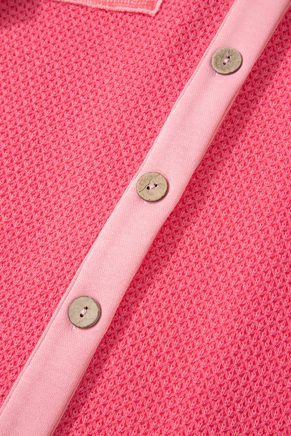 Veste-chemise ample boutonnée en tricot gaufré contrasté bicolore à motif fleur de pêcher