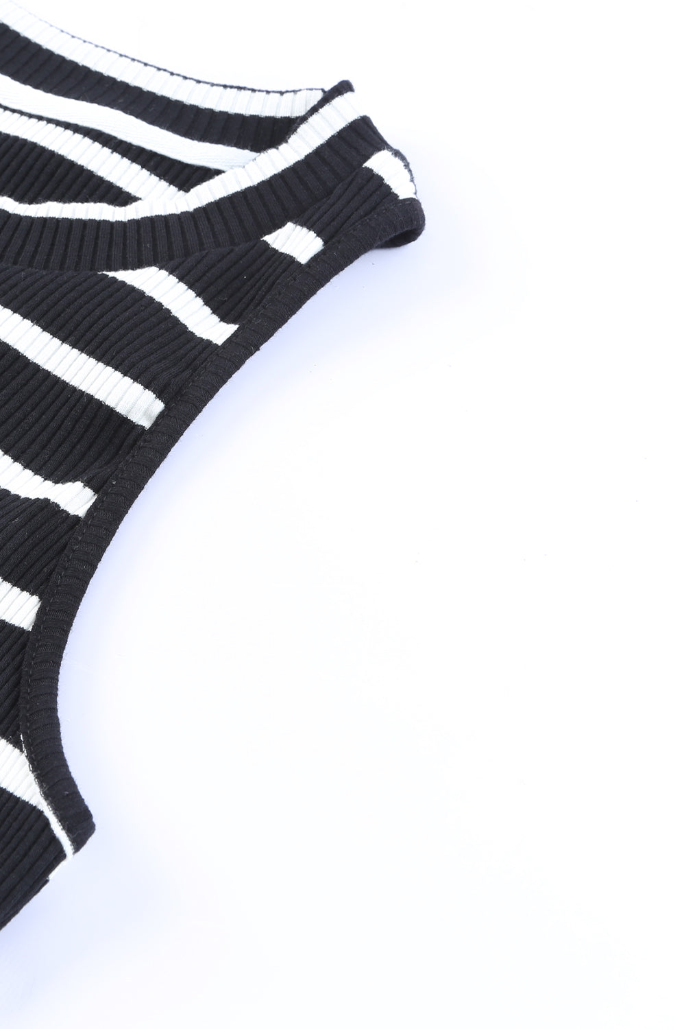 Top sin mangas con cuello redondo y estampado de rayas