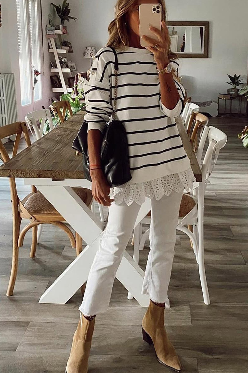 Haut blanc rayé à épaules tombantes et boutons en dentelle 