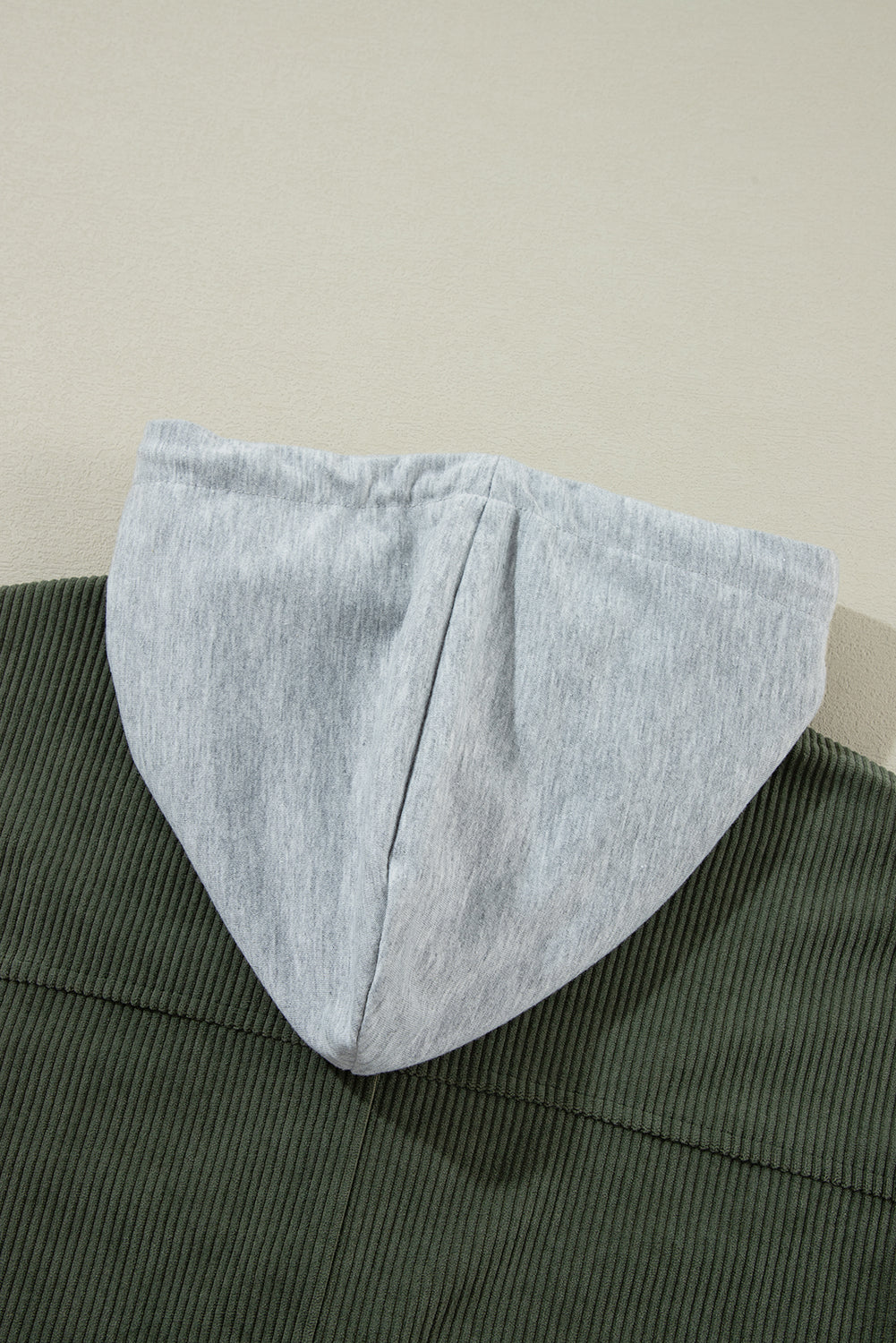 Veste-chemise à capuche surdimensionnée en velours côtelé contrasté vert jungle