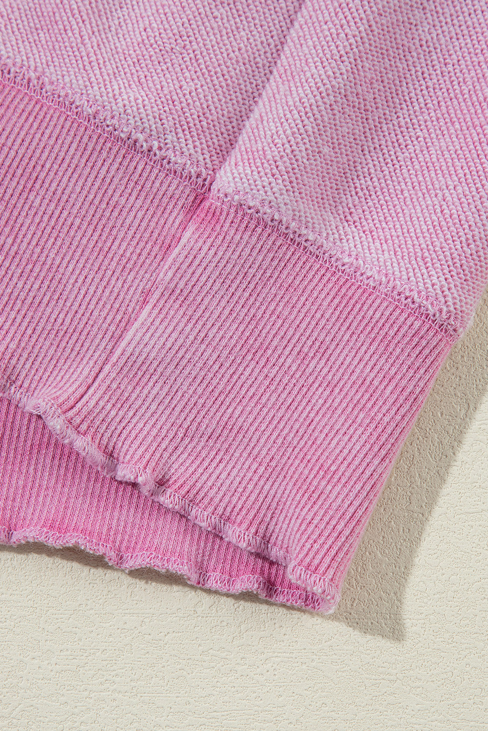 Sweat-shirt raglan rose en maille gaufrée avec coutures apparentes