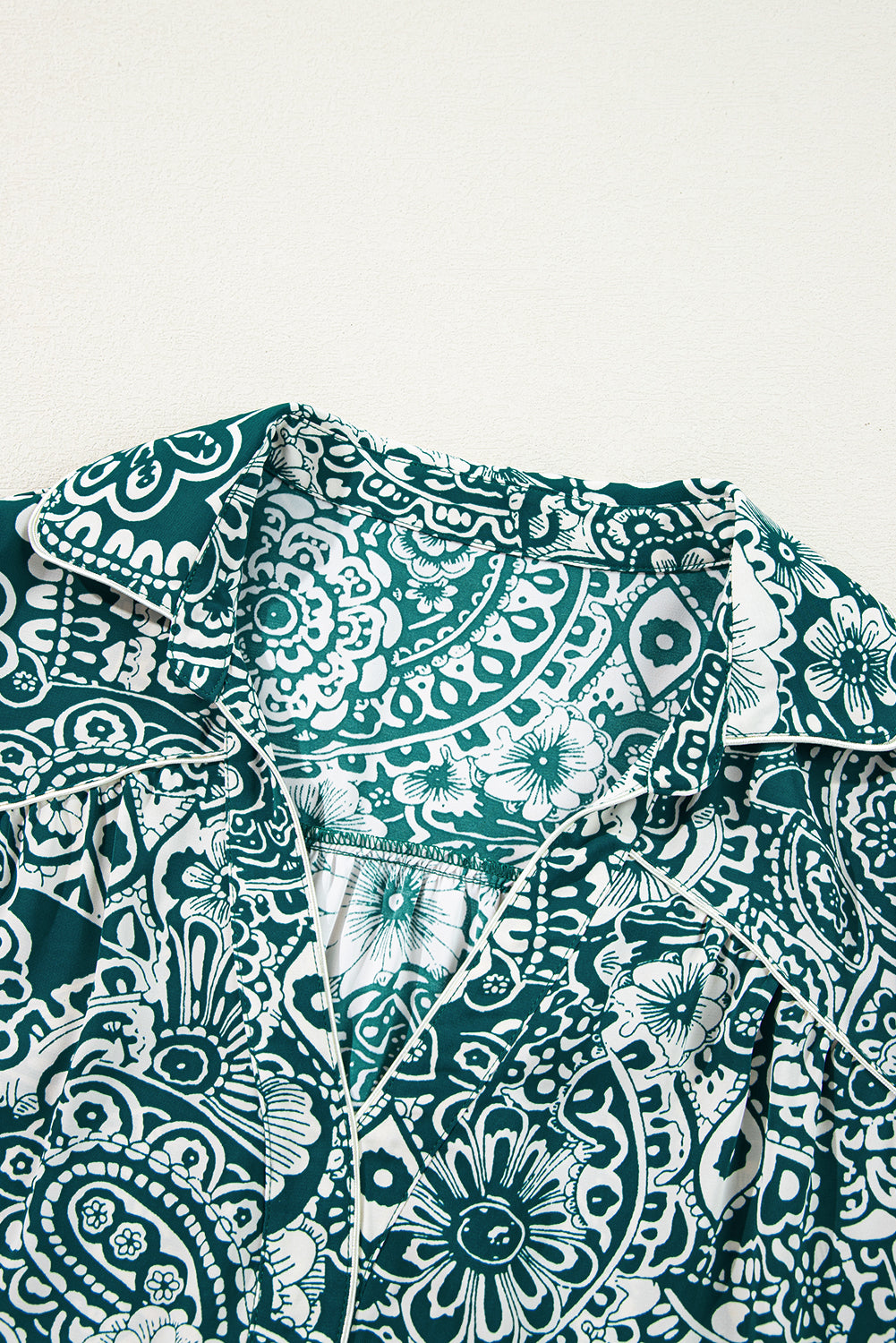 Robe grande taille verte à fleurs et manches à volants, col fendu