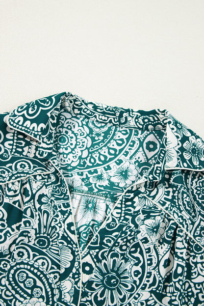 Robe grande taille verte à fleurs et manches à volants, col fendu