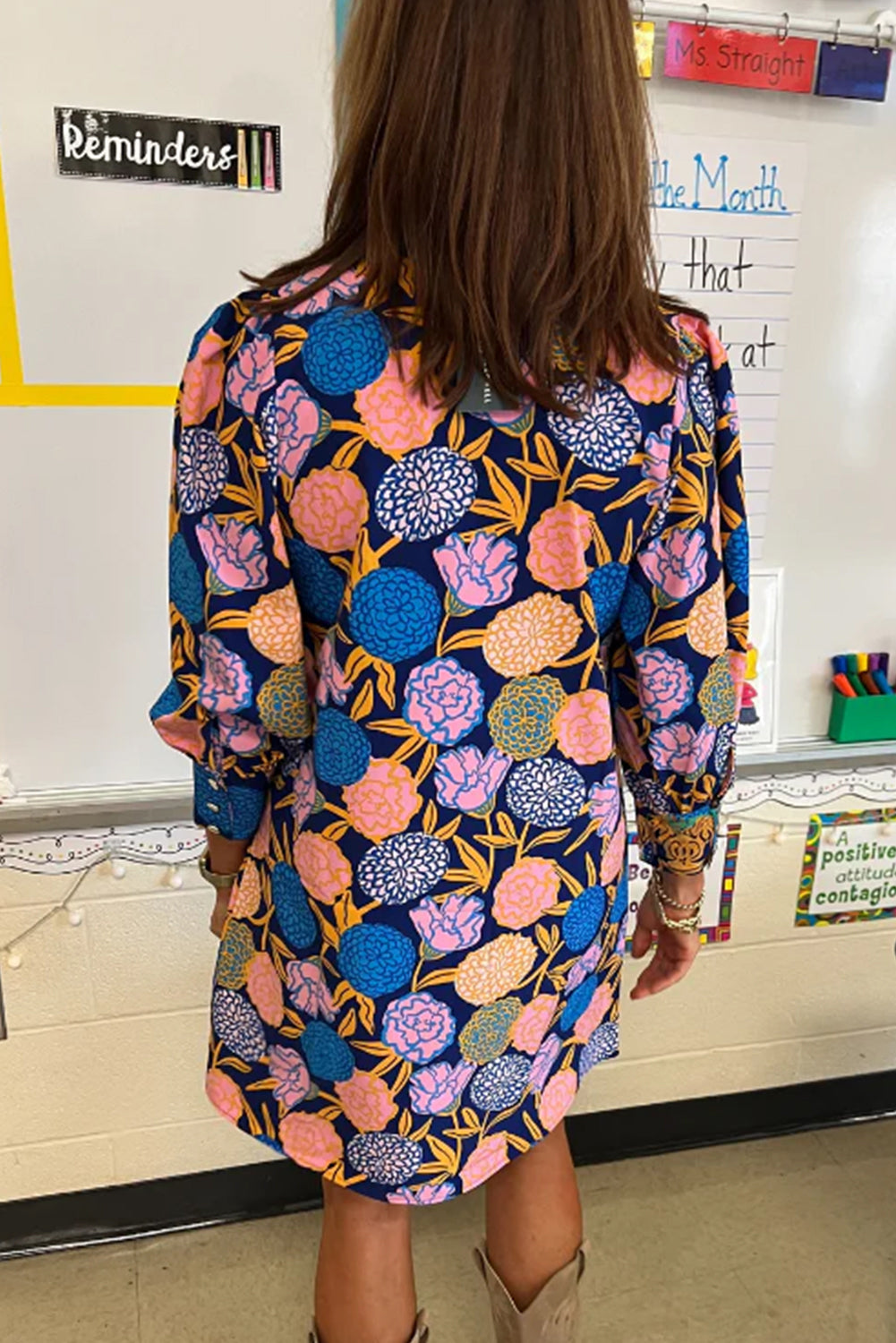 Robe droite bleu marine à imprimé floral d'hortensias, manches bouffantes, col en V
