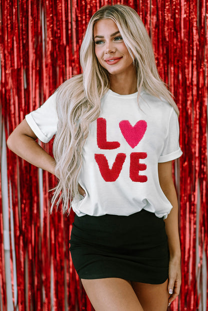 T-shirt graphique de Saint-Valentin avec cœur blanc LOVE
