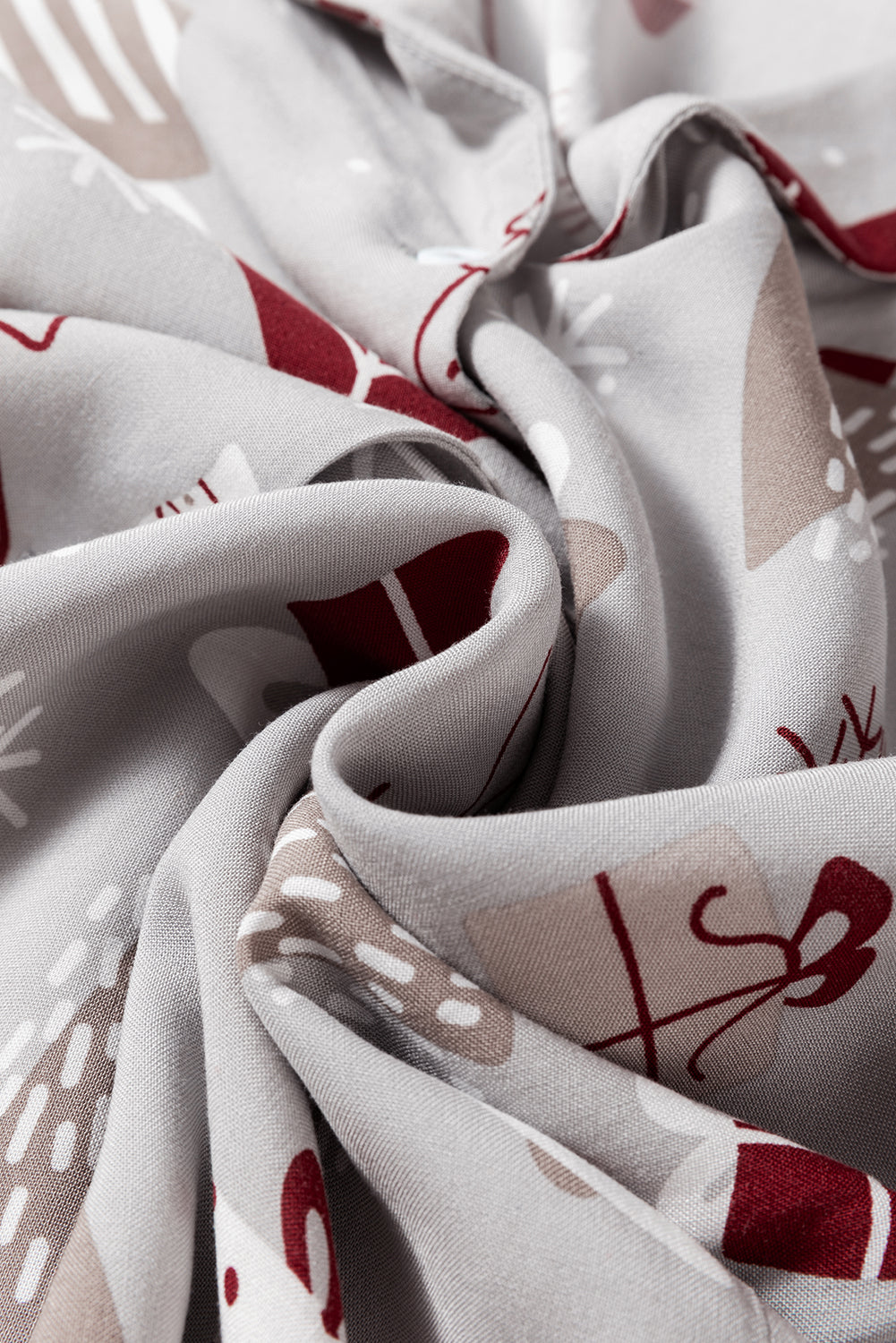 Ensemble pyjama gris clair avec chemise et pantalon imprimés de Noël