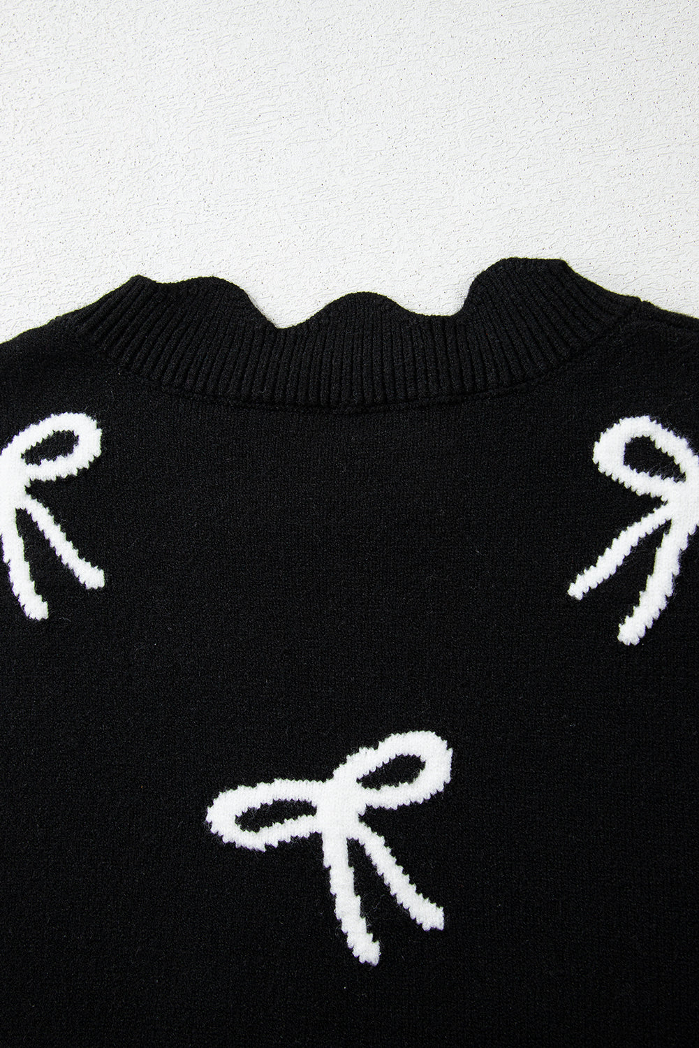 T-shirt noir à imprimé nœud et ourlet festonné