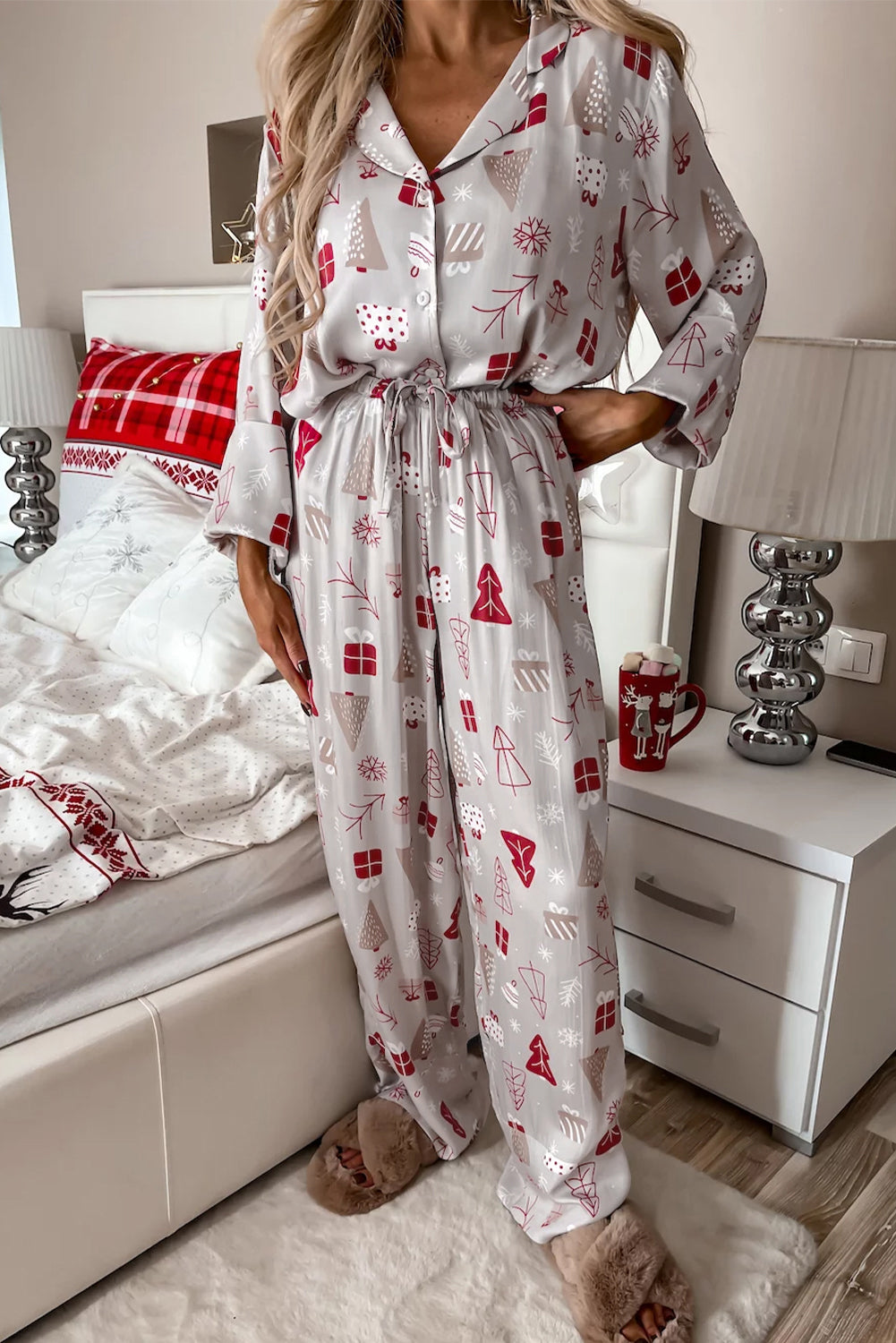 Ensemble pyjama gris clair avec chemise et pantalon imprimés de Noël