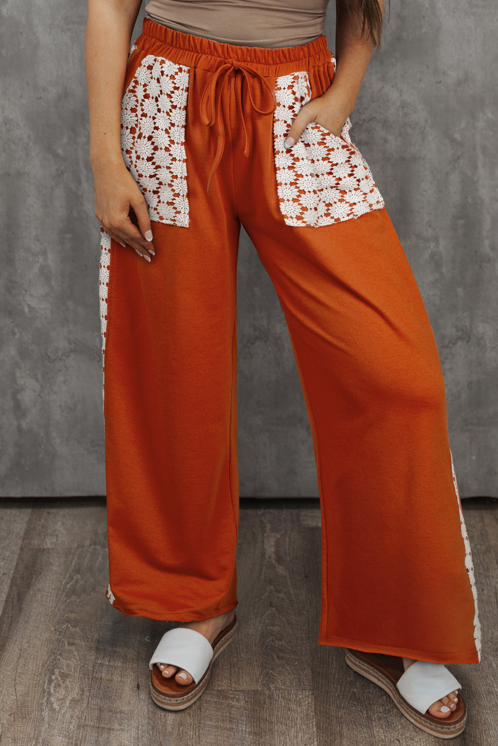 Pantalon large à cordon de serrage et patch floral au crochet Gold Flame grande taille