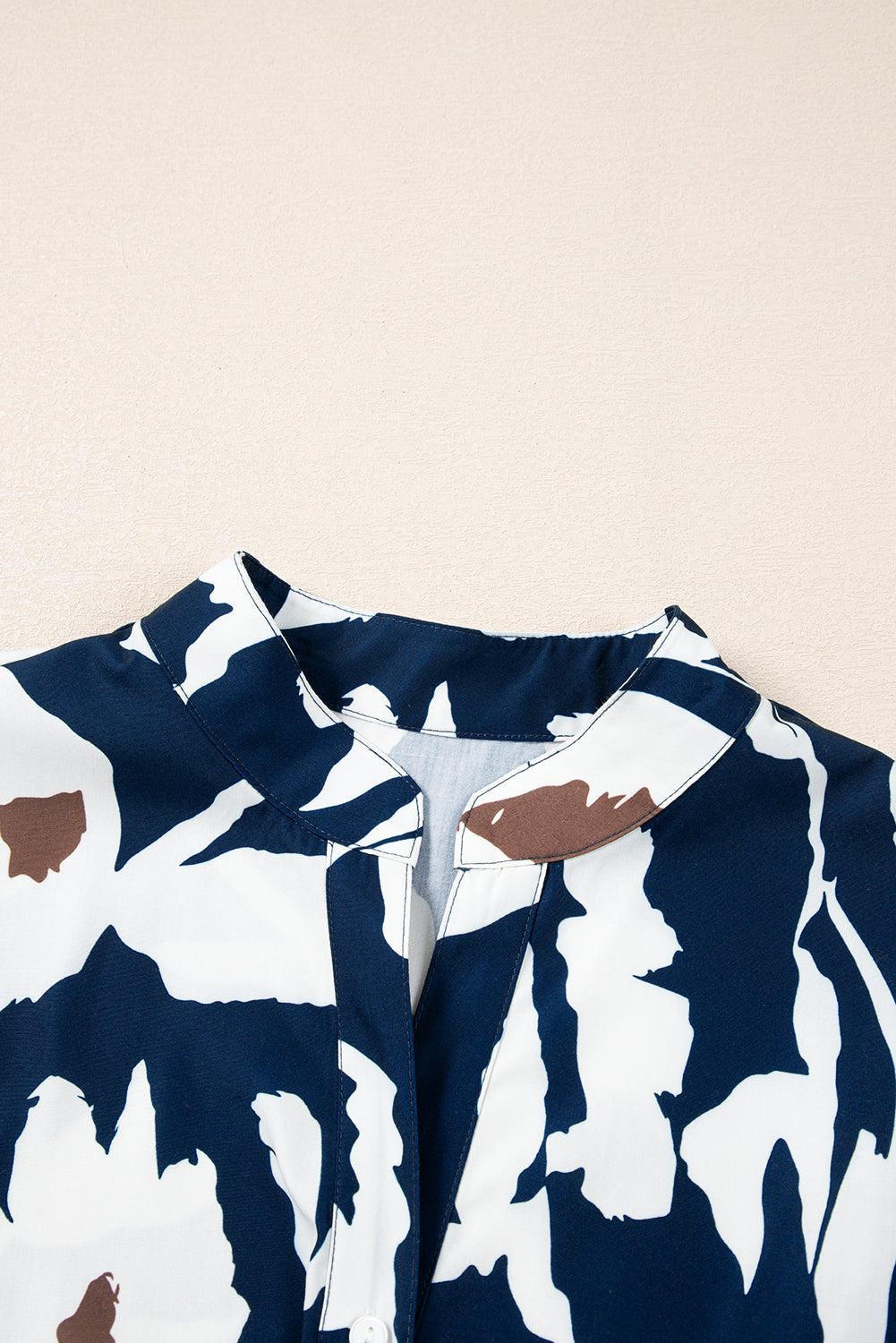 Chemisier bleu voile à imprimé floral abstrait et manches bouffantes à demi-boutons